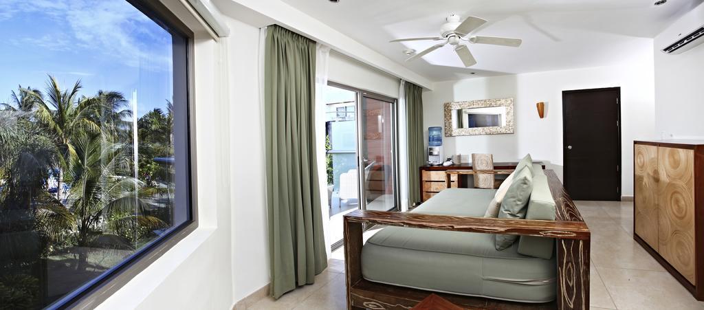Suite de 1 dormitorio con vistas a la piscina